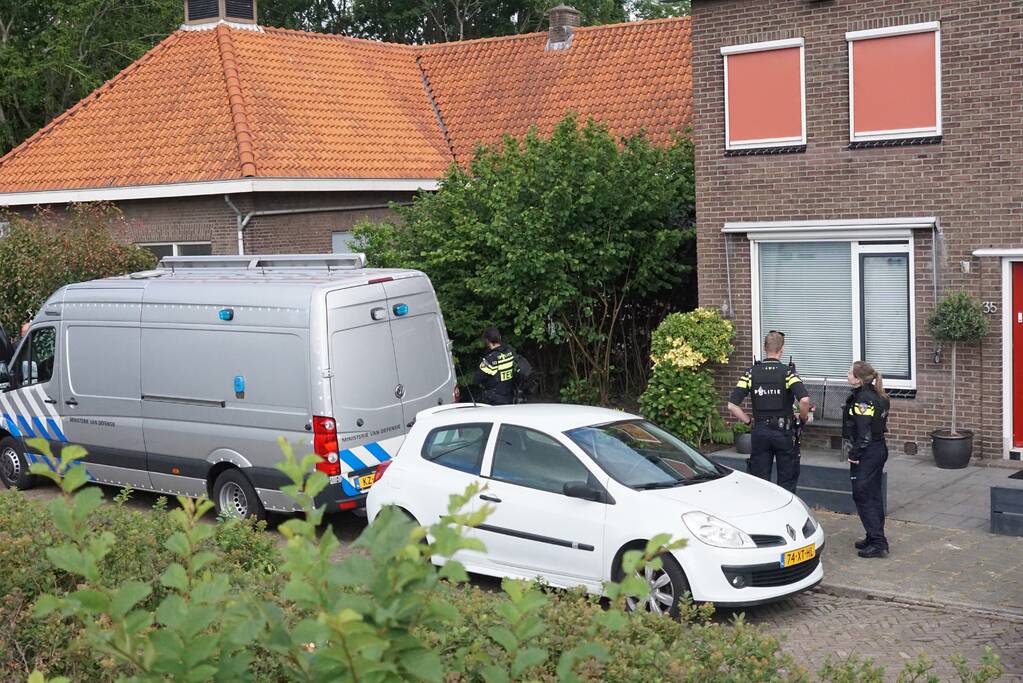 Politie en EOD doen onderzoek in woning
