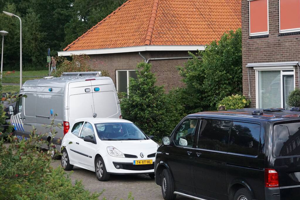 Politie en EOD doen onderzoek in woning