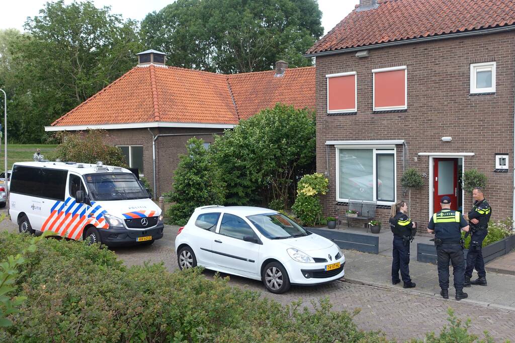Politie en EOD doen onderzoek in woning