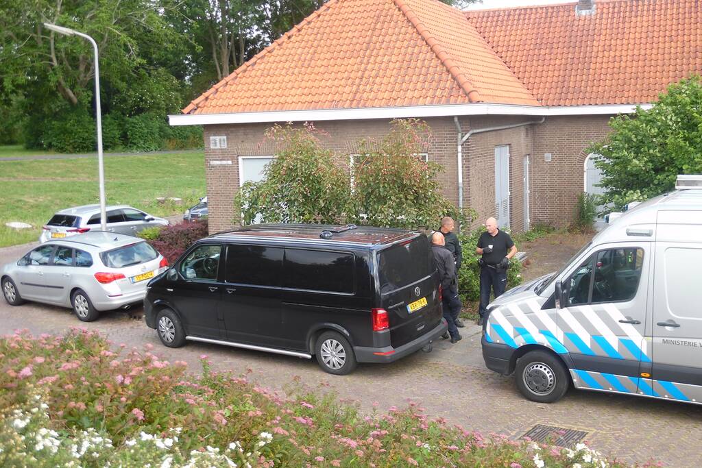 Politie en EOD doen onderzoek in woning