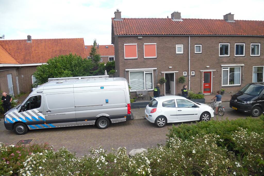 Politie en EOD doen onderzoek in woning