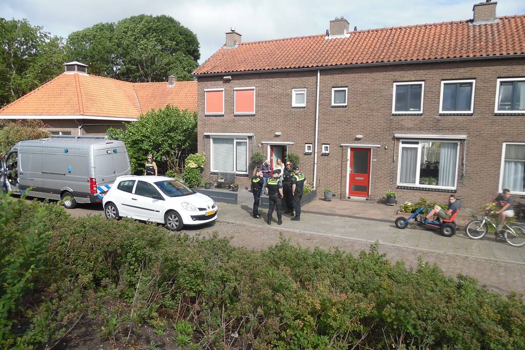 Politie en EOD doen onderzoek in woning