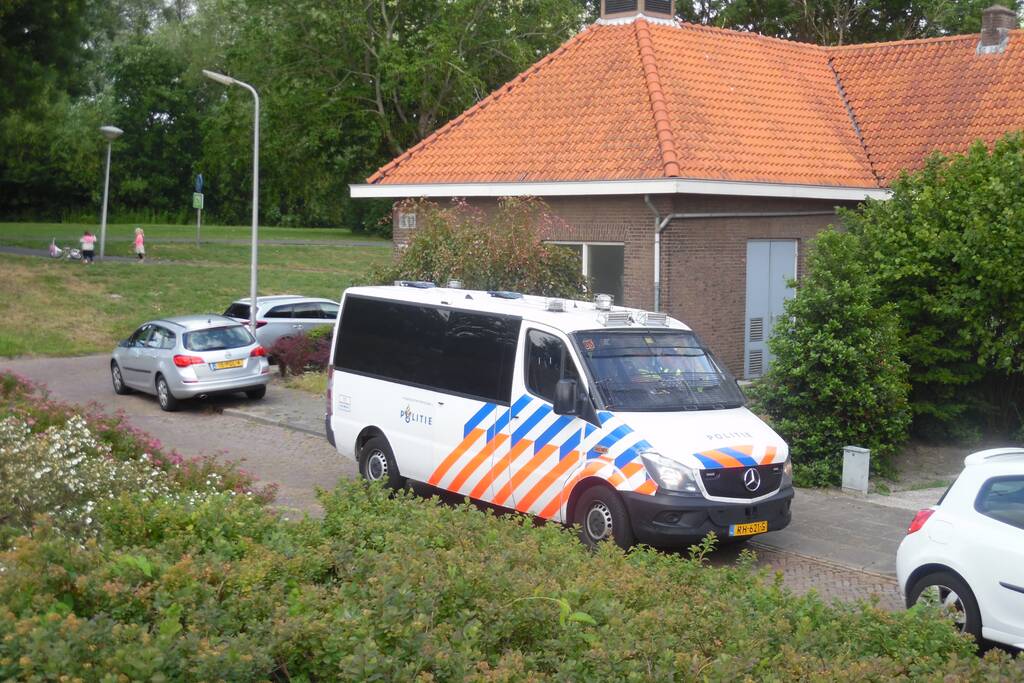 Politie en EOD doen onderzoek in woning