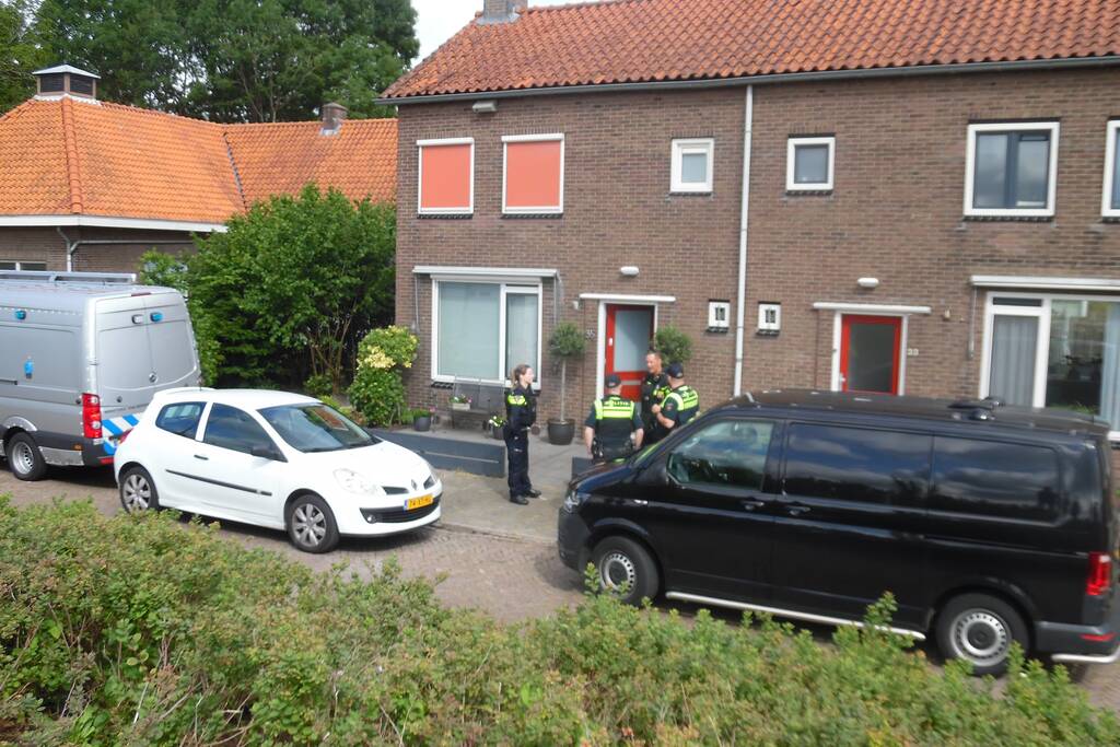 Politie en EOD doen onderzoek in woning