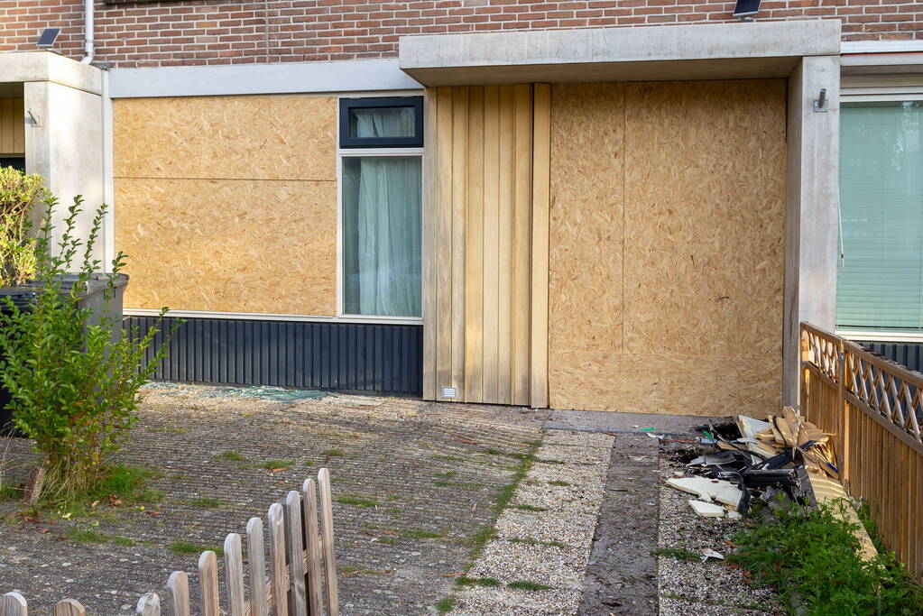 Voordeur van woning beschadigd door ontploffing