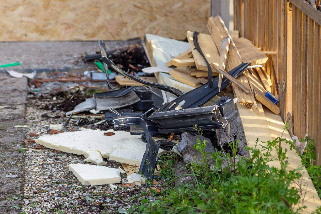 Voordeur van woning beschadigd door ontploffing