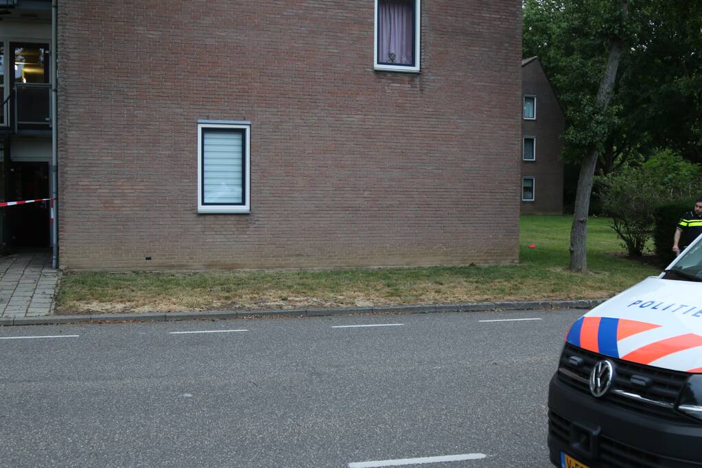 Bewoner laat brandweer niet binnen bij brand