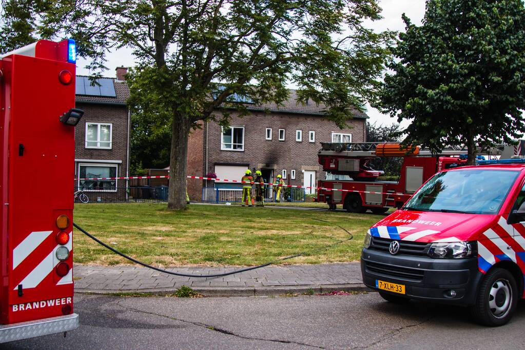 Katten gered bij brand in schuur en woning
