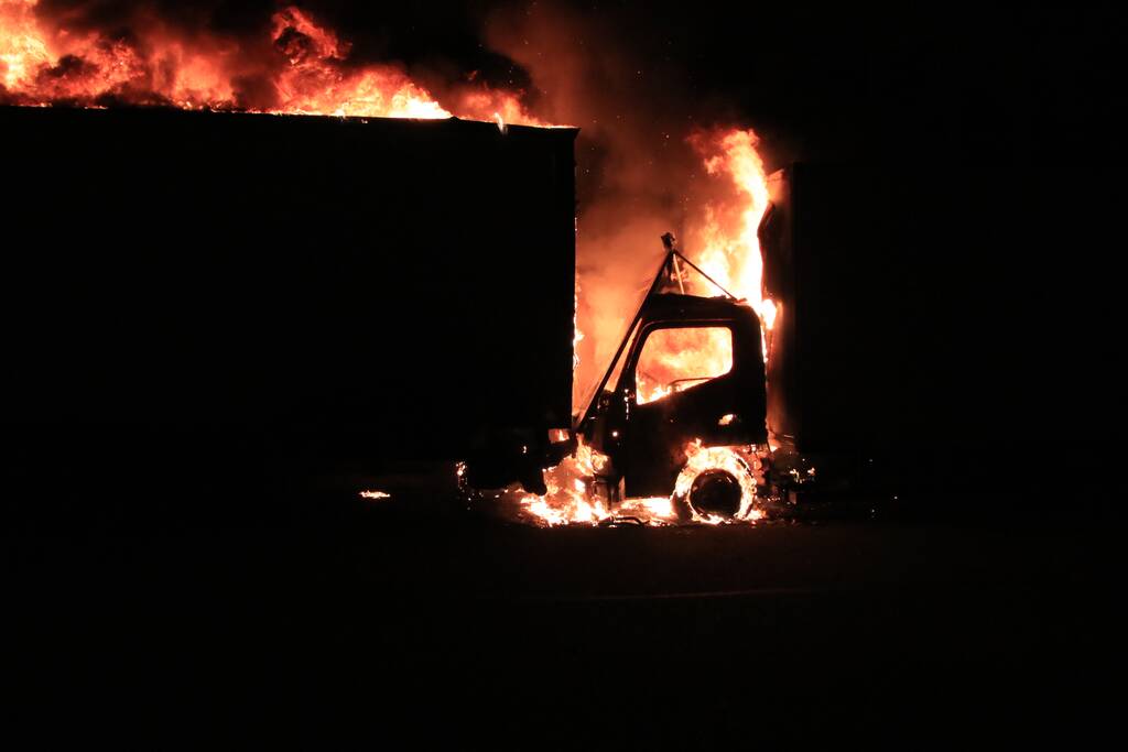 Twee vrachtwagens verwoest door brand