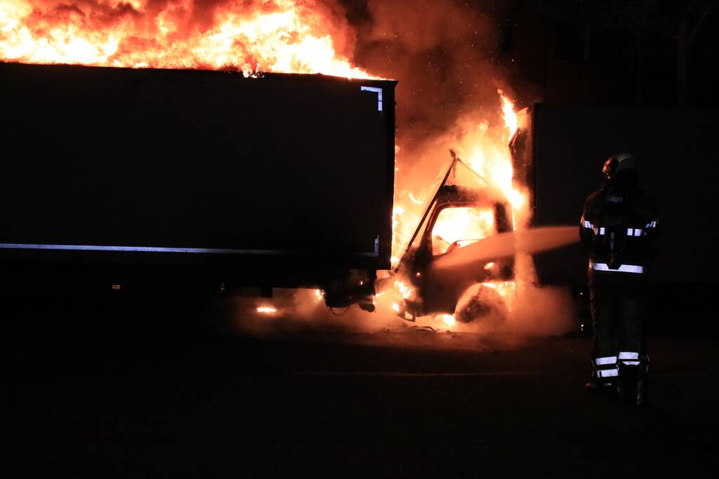 Twee vrachtwagens verwoest door brand
