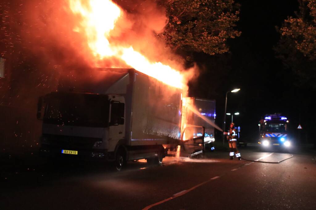 Twee vrachtwagens verwoest door brand