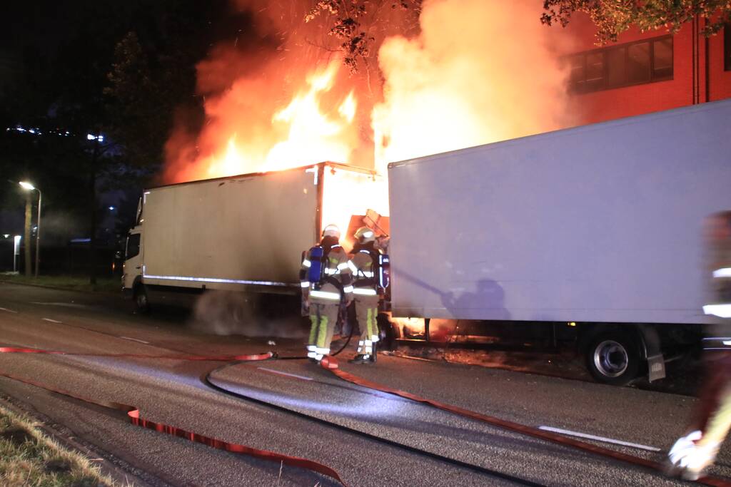 Twee vrachtwagens verwoest door brand