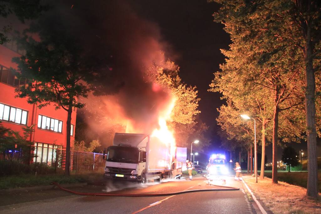 Twee vrachtwagens verwoest door brand