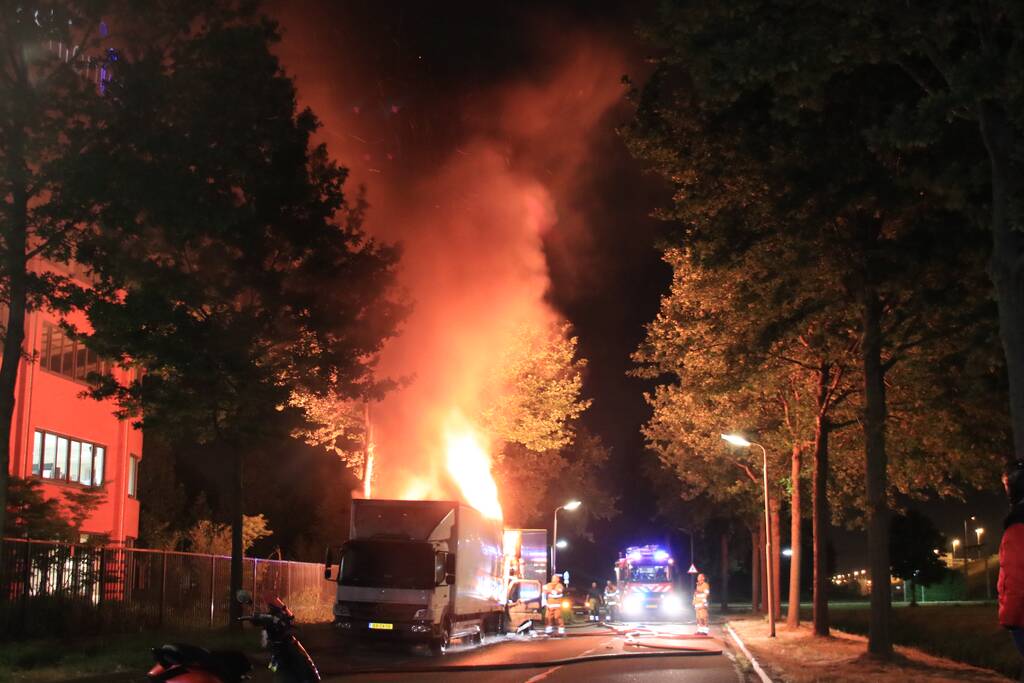 Twee vrachtwagens verwoest door brand