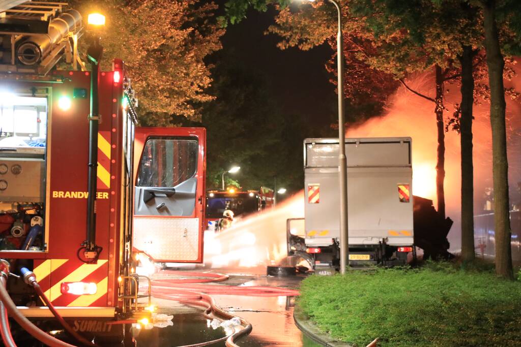 Twee vrachtwagens verwoest door brand