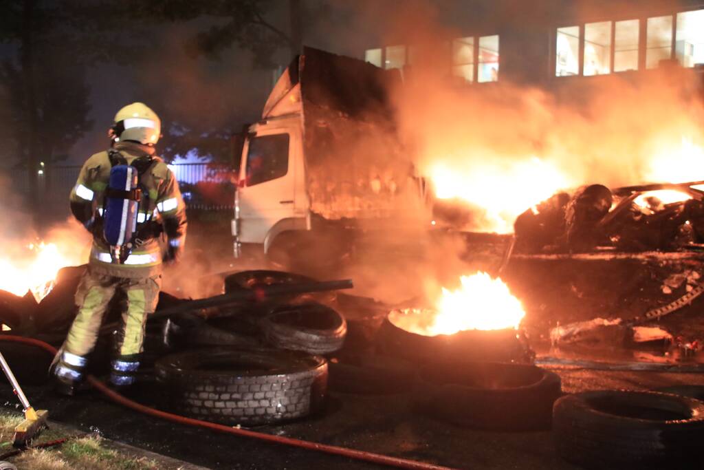 Twee vrachtwagens verwoest door brand