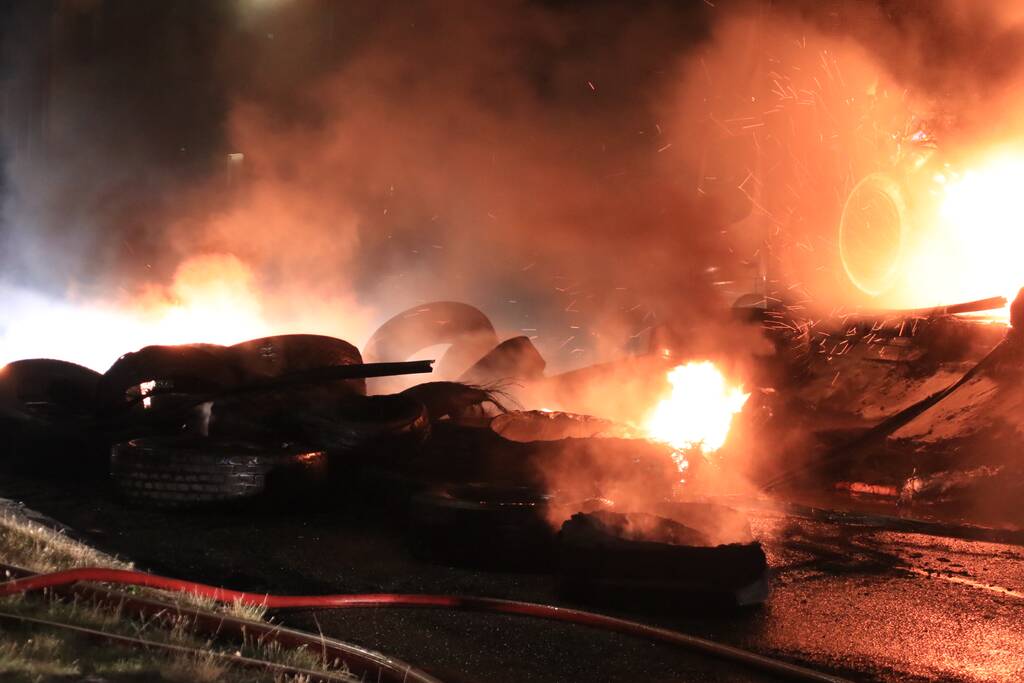 Twee vrachtwagens verwoest door brand