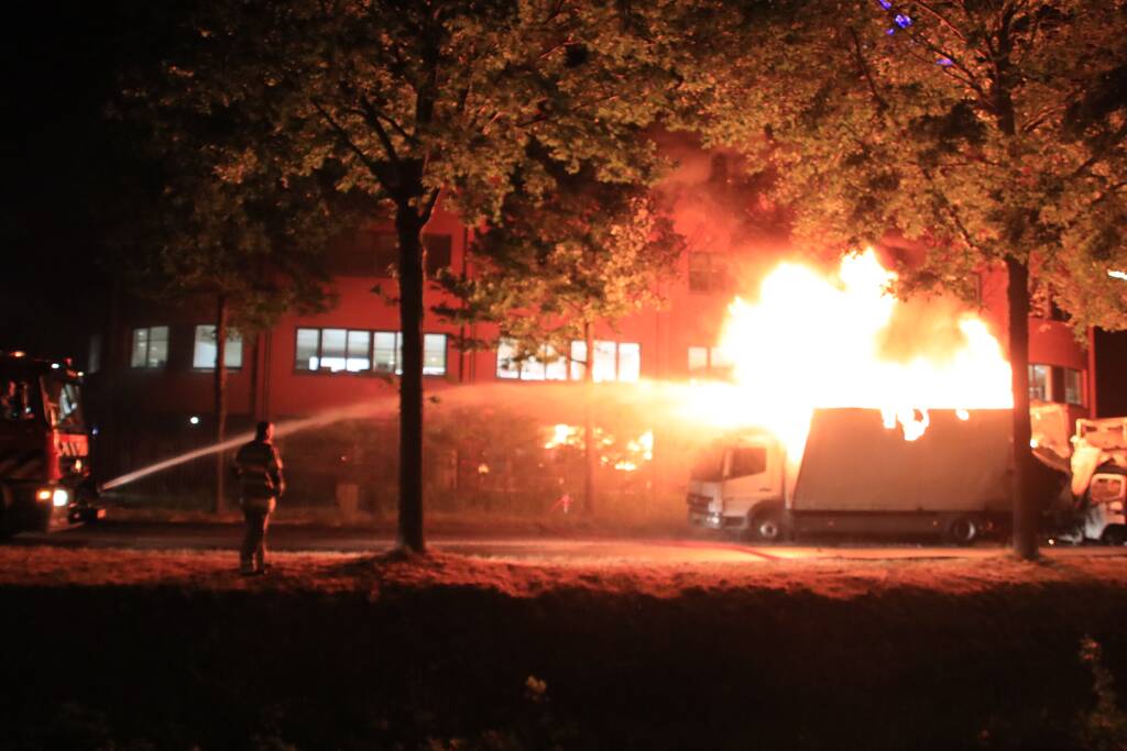 Twee vrachtwagens verwoest door brand