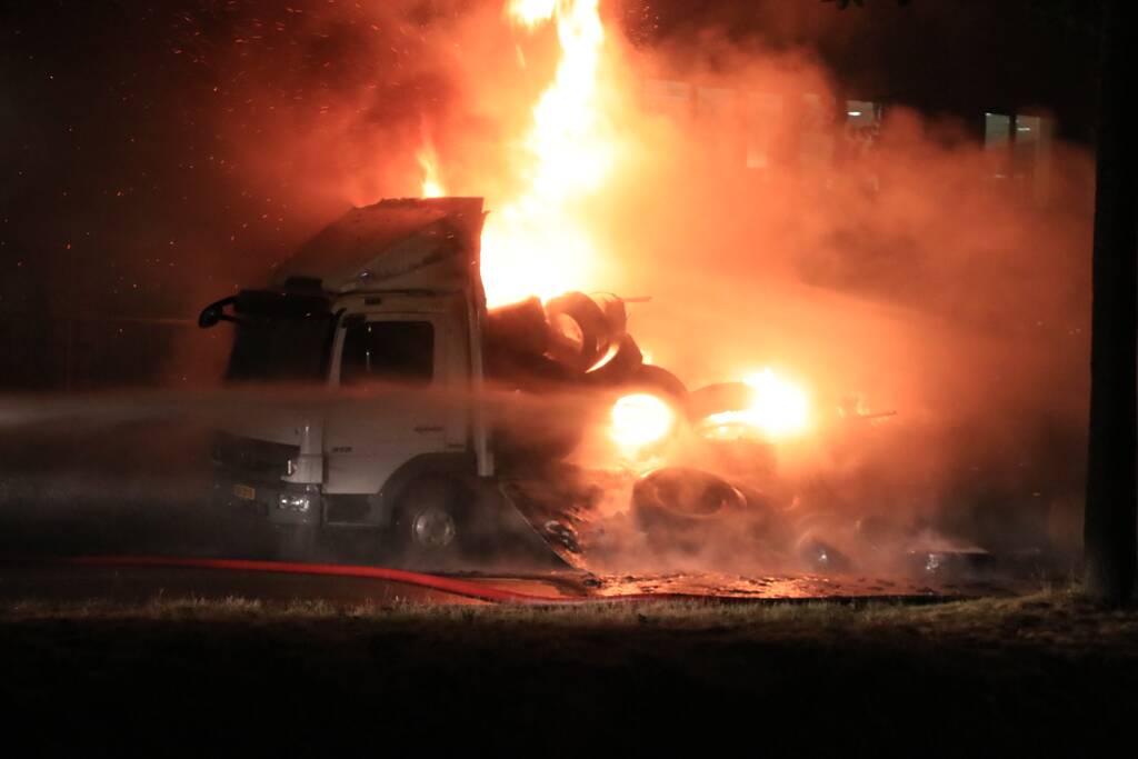 Twee vrachtwagens verwoest door brand