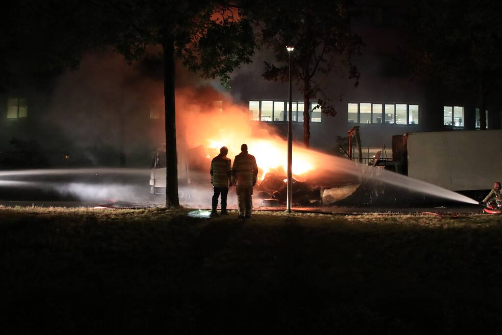 Twee vrachtwagens verwoest door brand