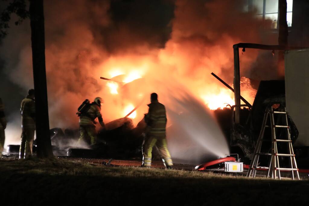 Twee vrachtwagens verwoest door brand