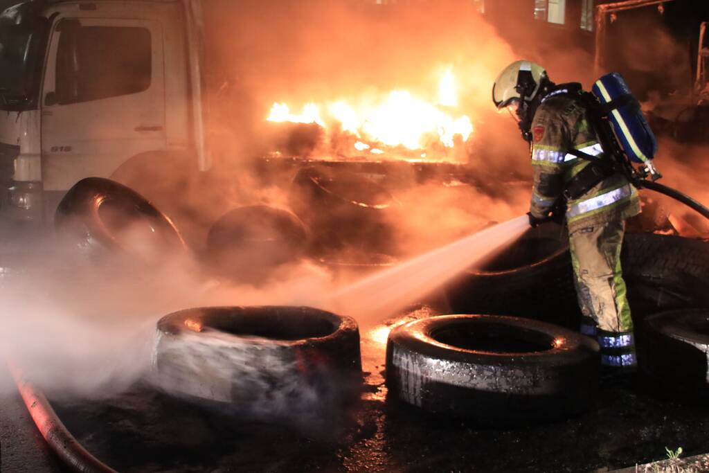 Twee vrachtwagens verwoest door brand