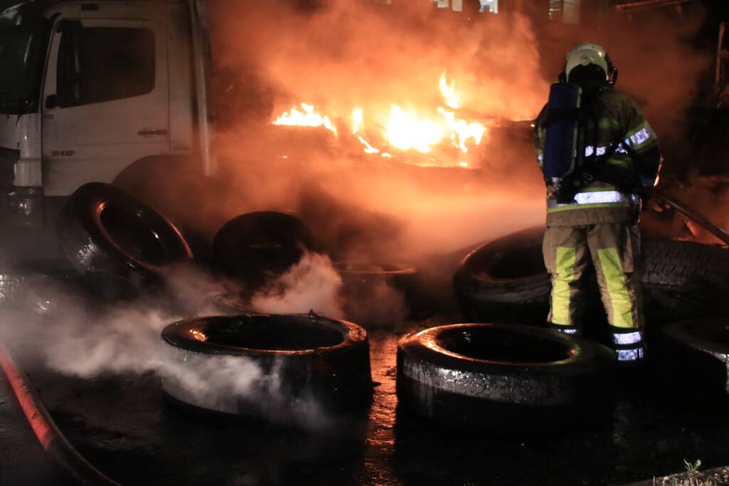 Twee vrachtwagens verwoest door brand