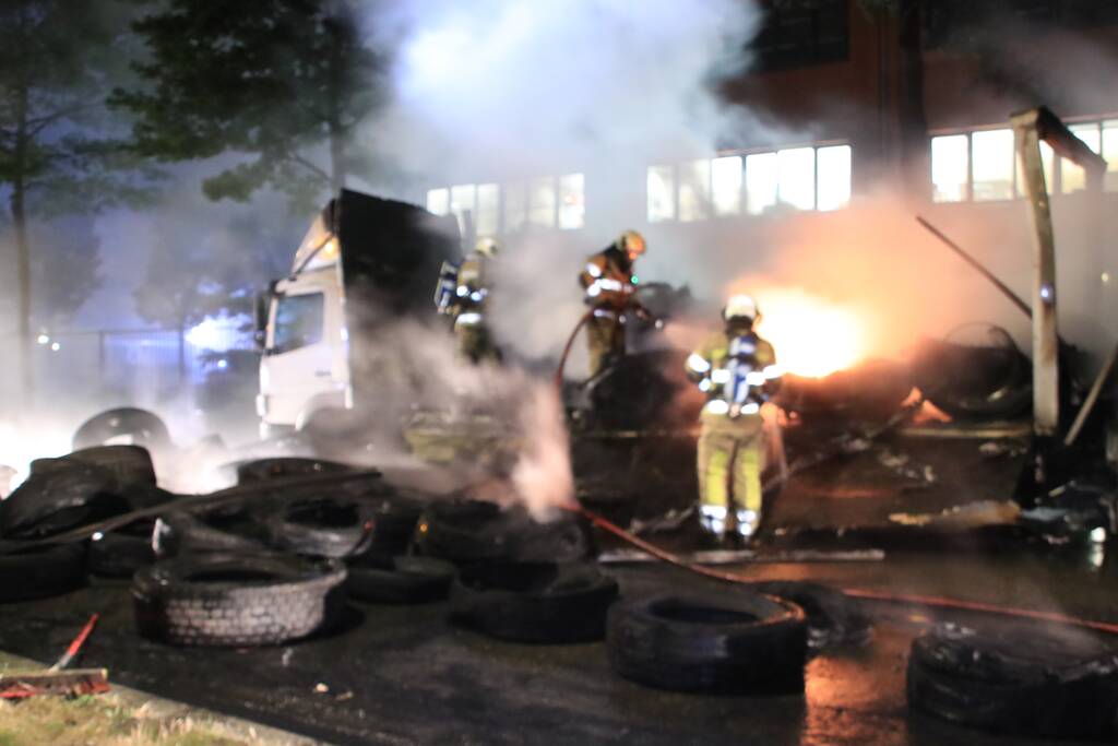 Twee vrachtwagens verwoest door brand