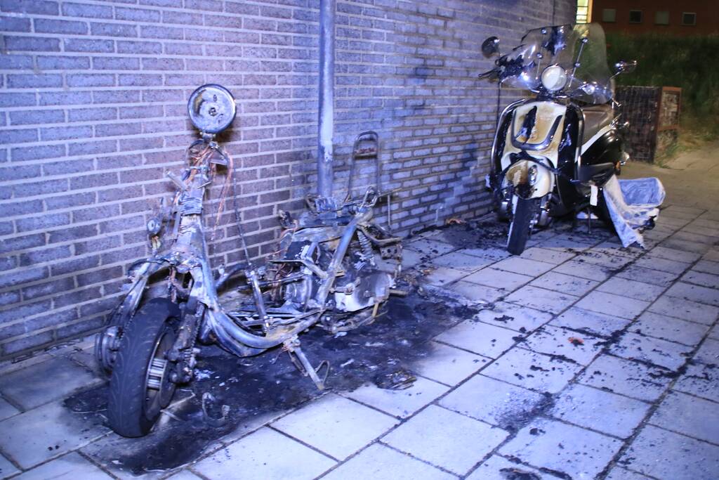 Auto en scooter verwoest door verschillende branden