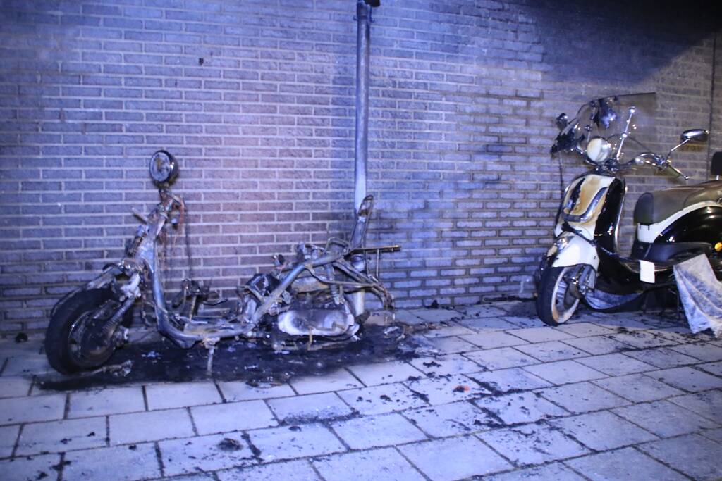 Auto en scooter verwoest door verschillende branden