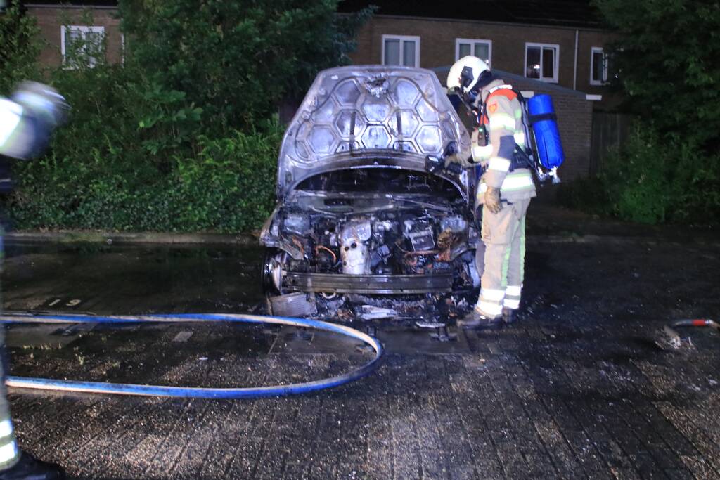 Auto en scooter verwoest door verschillende branden