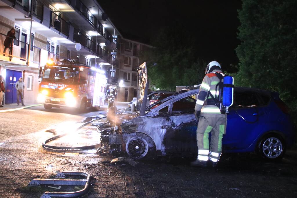 Auto en scooter verwoest door verschillende branden