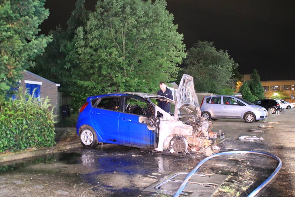 Auto en scooter verwoest door verschillende branden