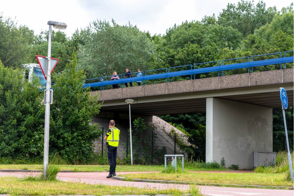 Vrouw met verward gedrag van spoor gehaald