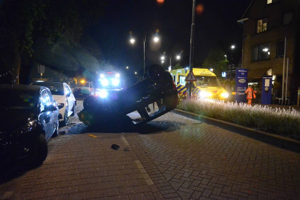 Auto slaat over de kop bij aanrijding, bestuurder aangehouden