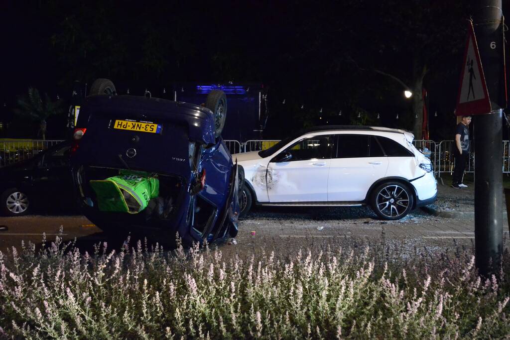 Auto slaat over de kop bij aanrijding, bestuurder aangehouden