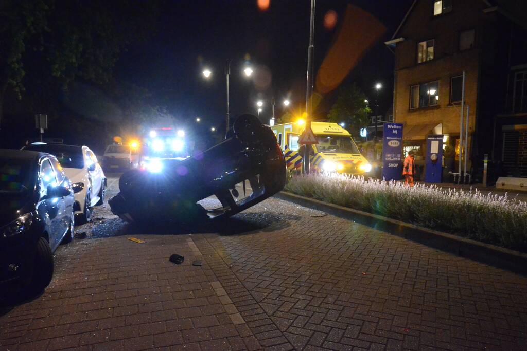 Auto slaat over de kop bij aanrijding, bestuurder aangehouden