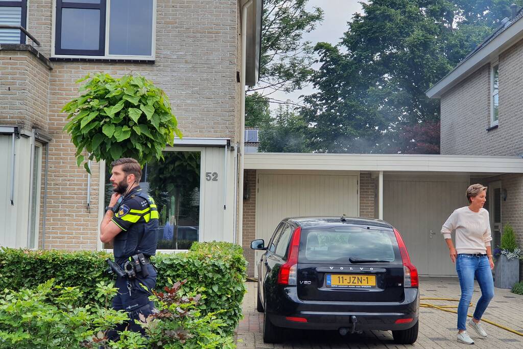 Veel rook bij brand achter garage