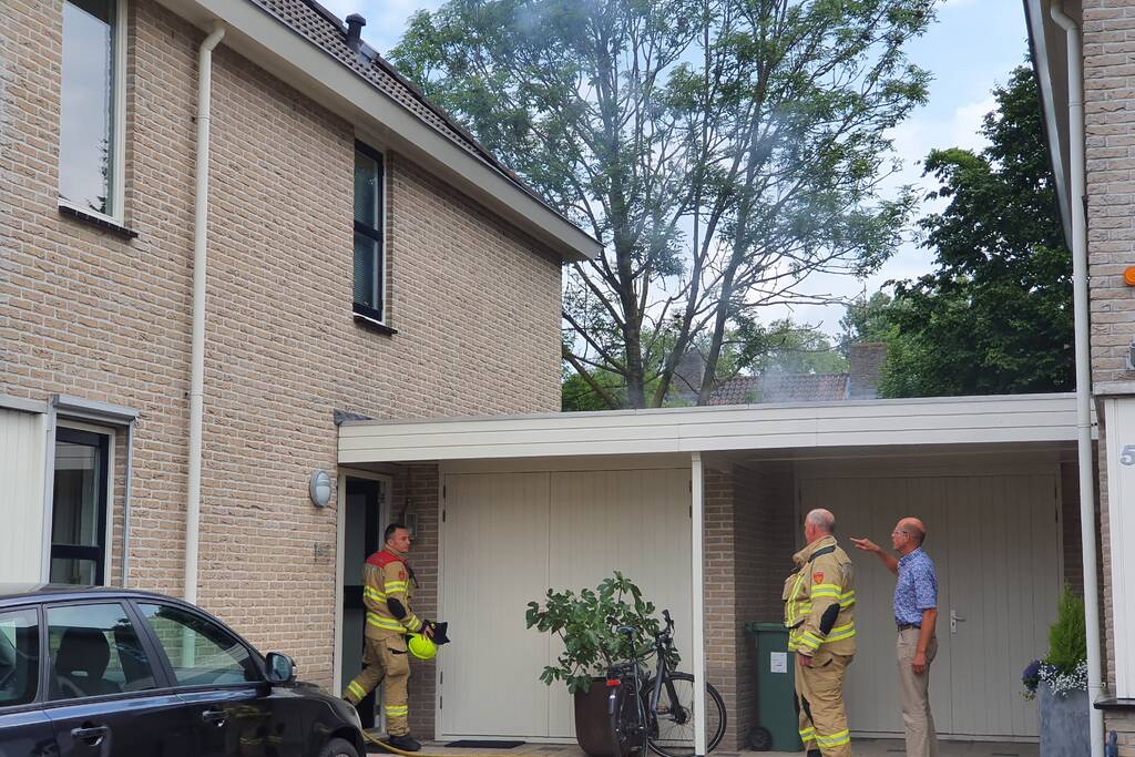 Veel rook bij brand achter garage