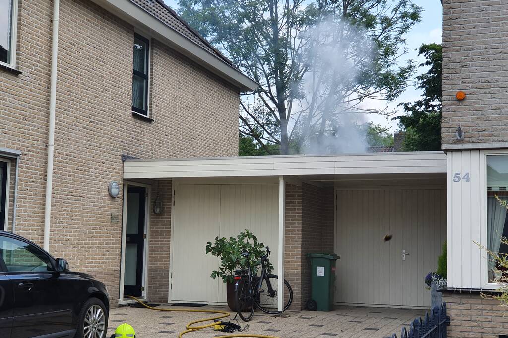 Veel rook bij brand achter garage
