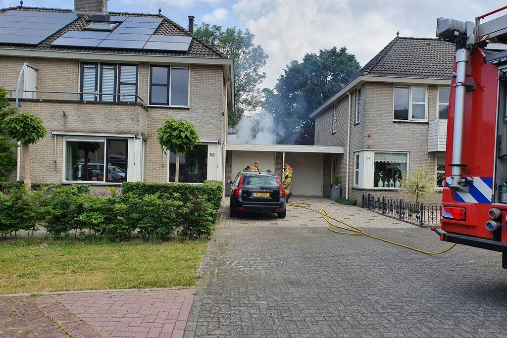 Veel rook bij brand achter garage