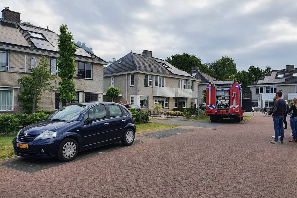 Veel rook bij brand achter garage