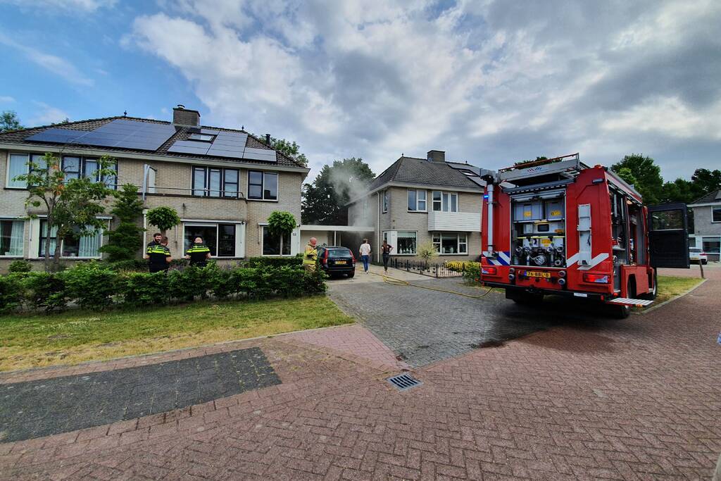 Veel rook bij brand achter garage