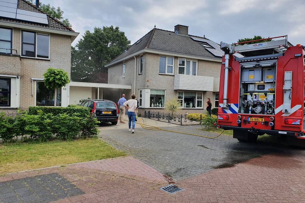 Veel rook bij brand achter garage