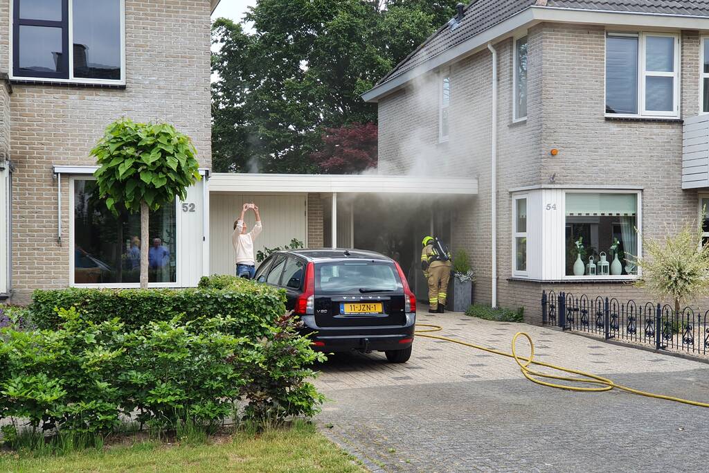 Veel rook bij brand achter garage