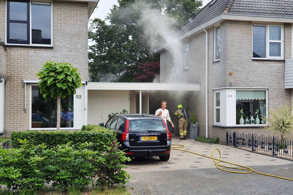 Veel rook bij brand achter garage
