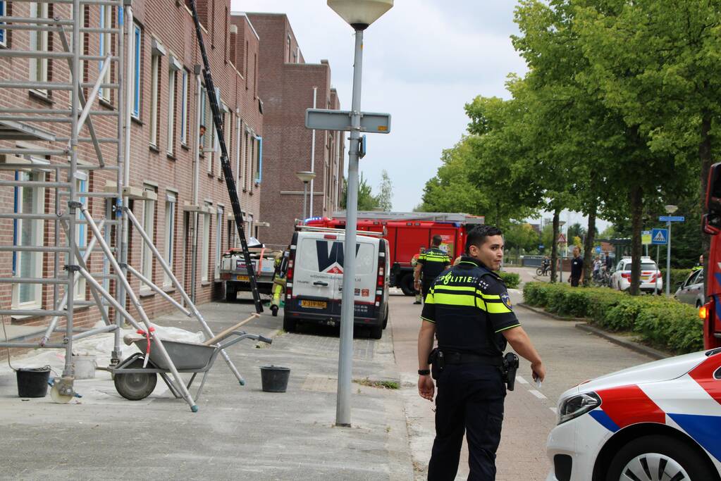 Gloednieuw dak van woning opengezaagd na brand
