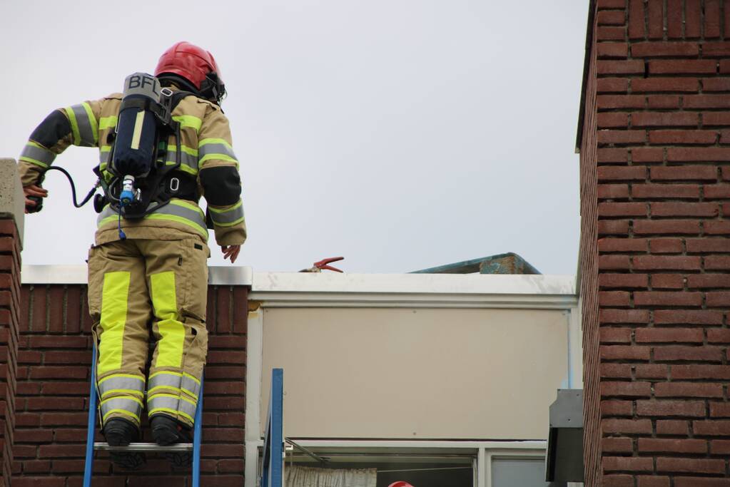 Gloednieuw dak van woning opengezaagd na brand