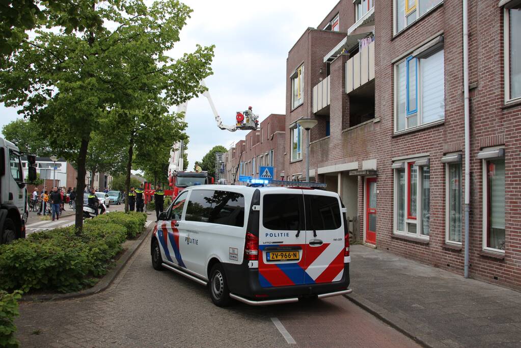 Gloednieuw dak van woning opengezaagd na brand