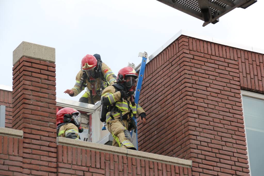 Gloednieuw dak van woning opengezaagd na brand